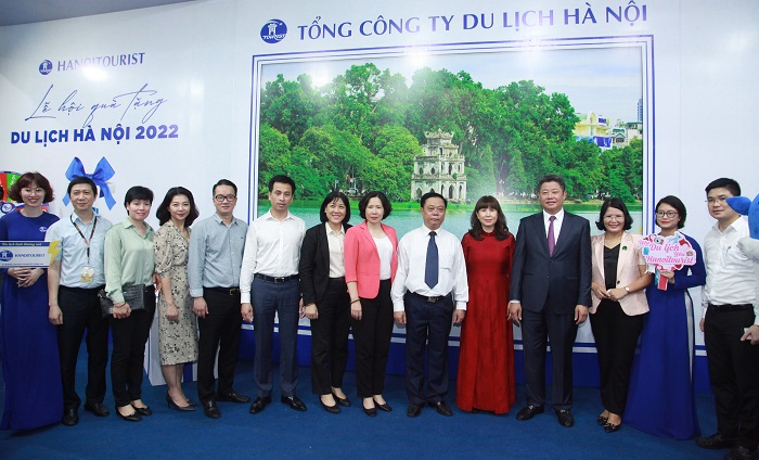 Lãnh đạo Tổng cục Du lịch, UBND Thành phố Hà Nội, Sở Du lịch Hà Nội chụp ảnh lưu niệm với cán bộ nhân viên Hanoitourist tại Lễ hội quà tặng 2022.